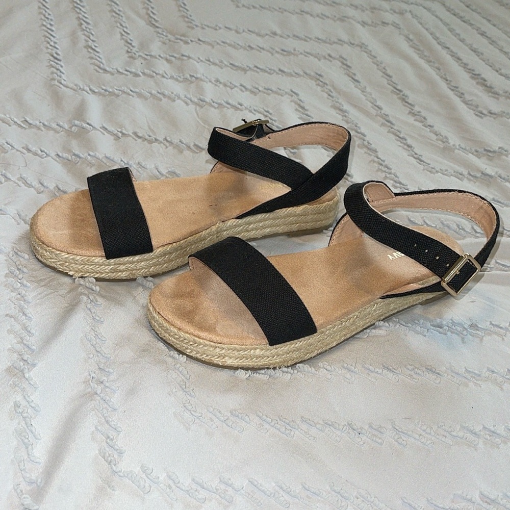 NWOT. BLACK SIZE 8 women’s sandals